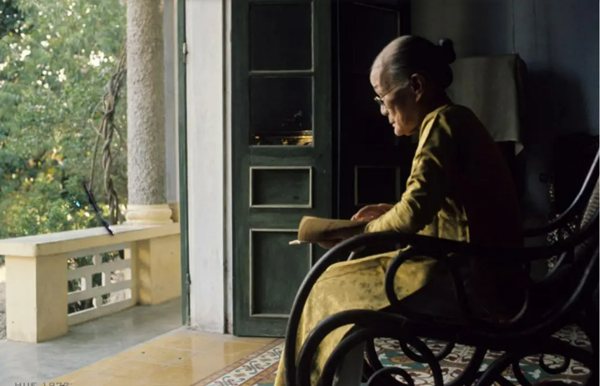 Bà Từ Cung ngồi bên chiếc bàn gỗ trong khu dinh thự hai tầng của bà ở Huế. Bà đã sống tại ngôi nhà này cho đến những ngày cuối đời.